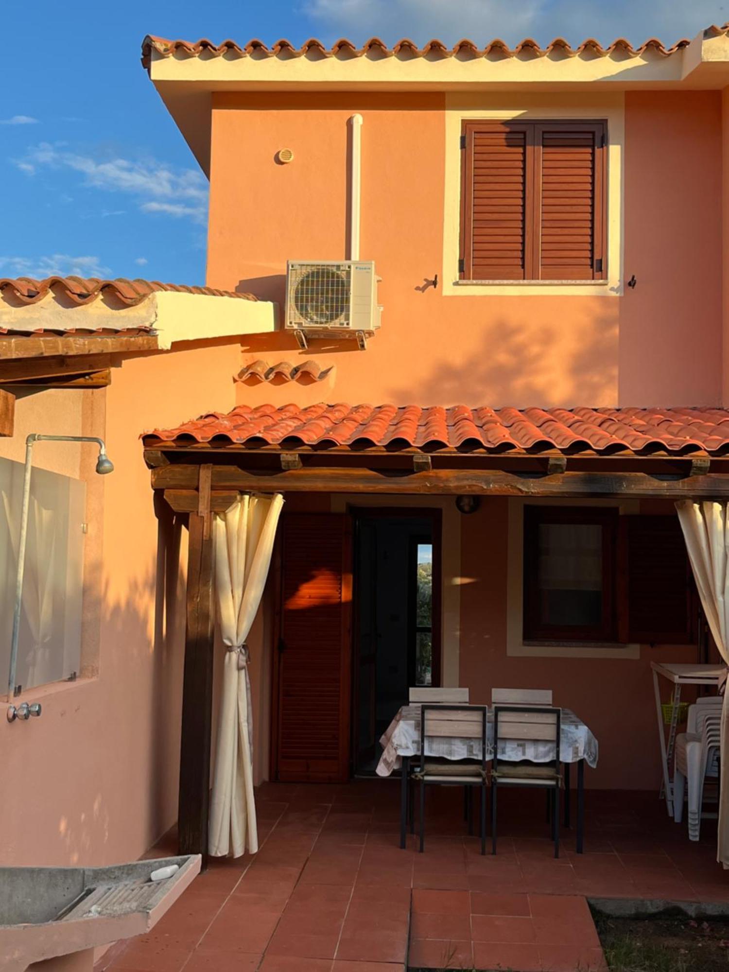 Casa Sviluppata Su Due Piani Con Doppia Veranda E Parcheggio Privato San Teodoro  Eksteriør billede