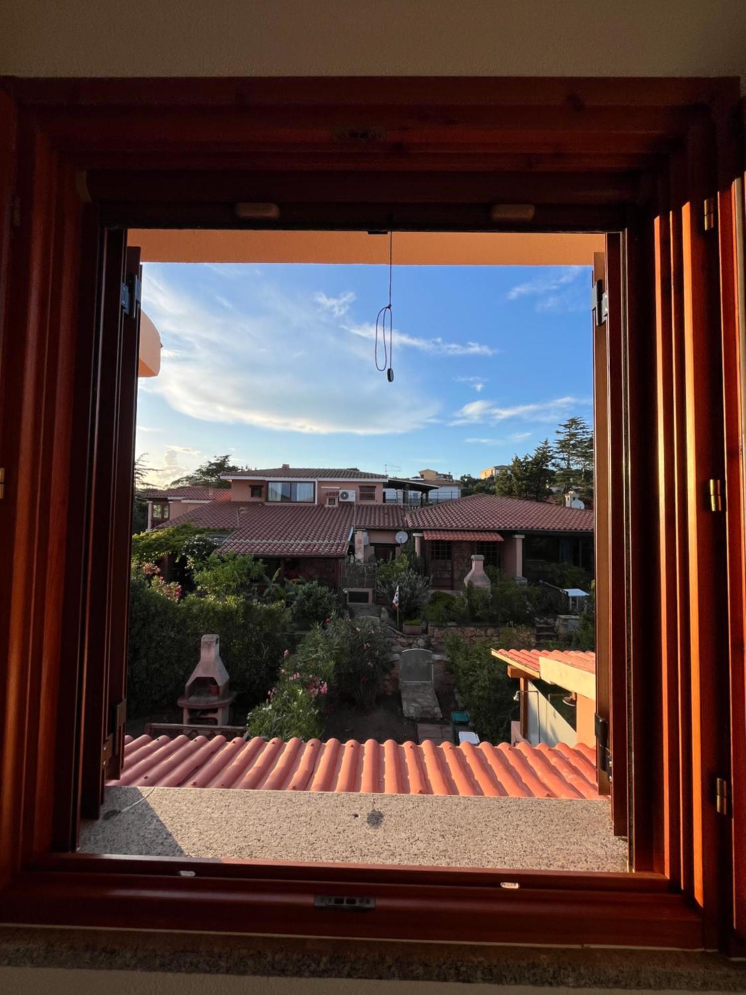 Casa Sviluppata Su Due Piani Con Doppia Veranda E Parcheggio Privato San Teodoro  Eksteriør billede