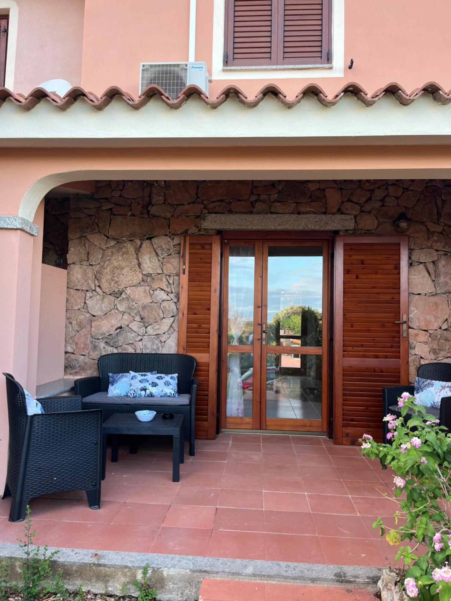 Casa Sviluppata Su Due Piani Con Doppia Veranda E Parcheggio Privato San Teodoro  Eksteriør billede