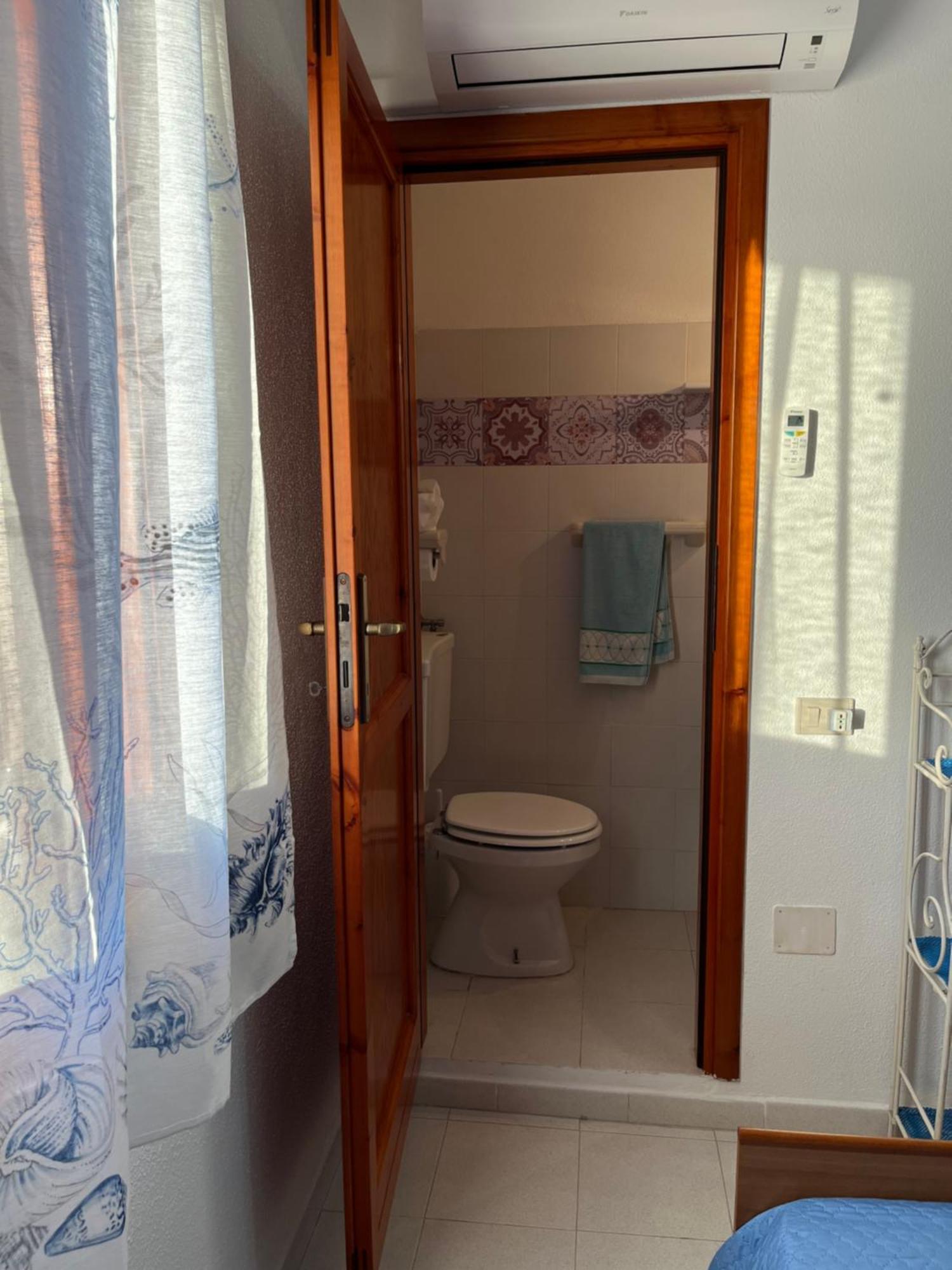Casa Sviluppata Su Due Piani Con Doppia Veranda E Parcheggio Privato San Teodoro  Eksteriør billede