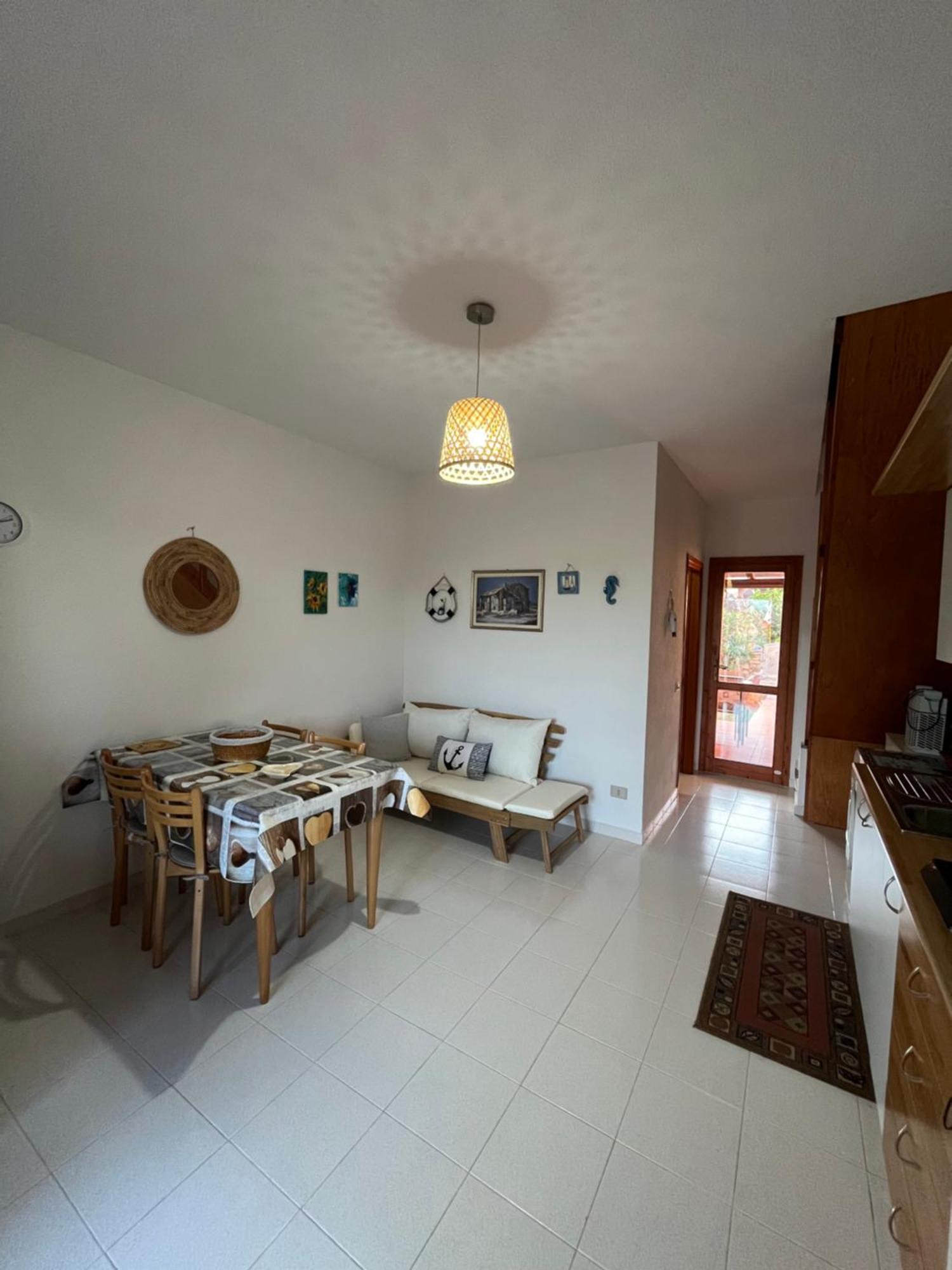 Casa Sviluppata Su Due Piani Con Doppia Veranda E Parcheggio Privato San Teodoro  Eksteriør billede