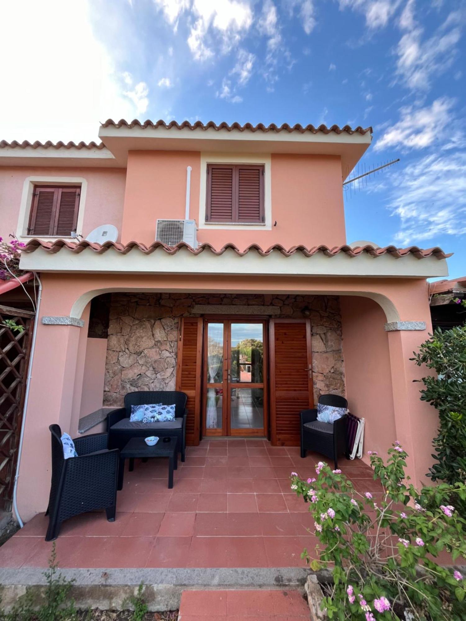 Casa Sviluppata Su Due Piani Con Doppia Veranda E Parcheggio Privato San Teodoro  Eksteriør billede