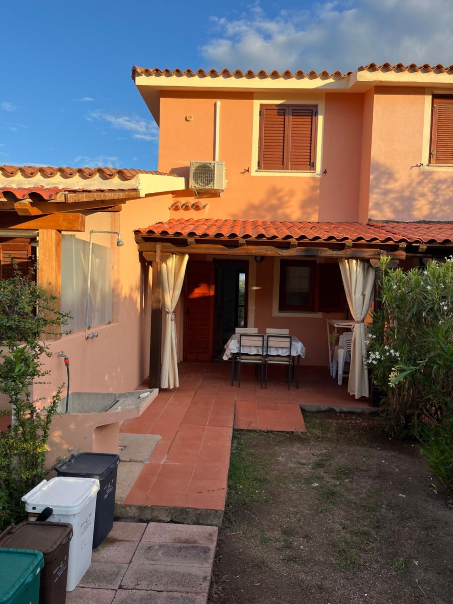 Casa Sviluppata Su Due Piani Con Doppia Veranda E Parcheggio Privato San Teodoro  Eksteriør billede