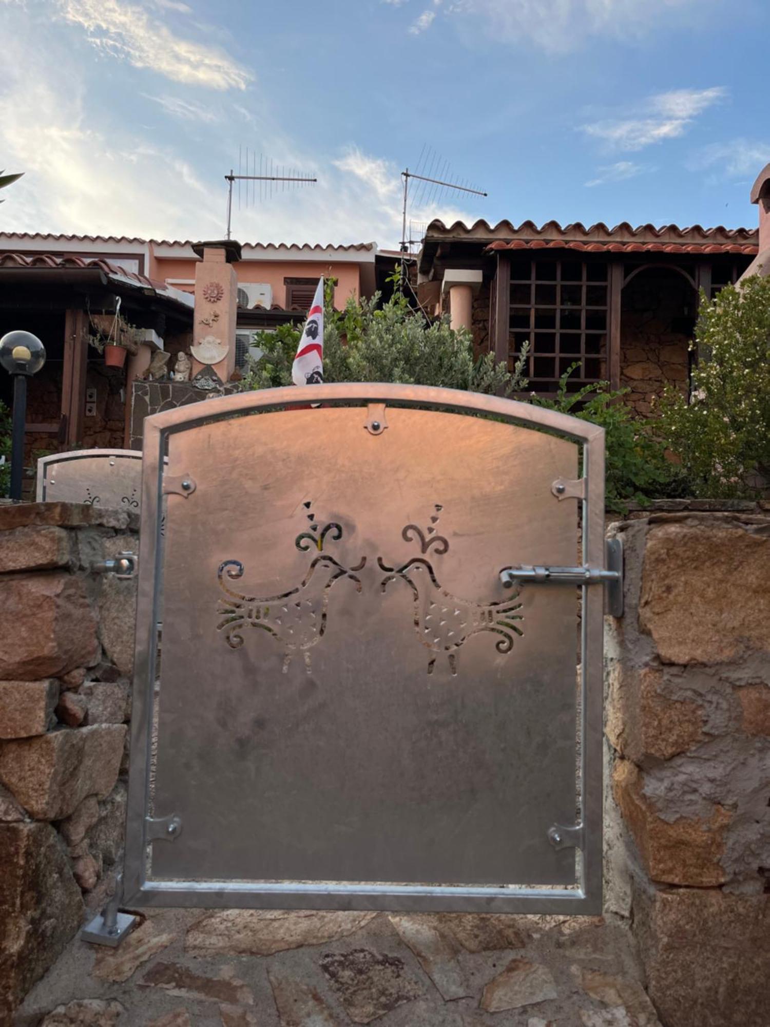 Casa Sviluppata Su Due Piani Con Doppia Veranda E Parcheggio Privato San Teodoro  Eksteriør billede