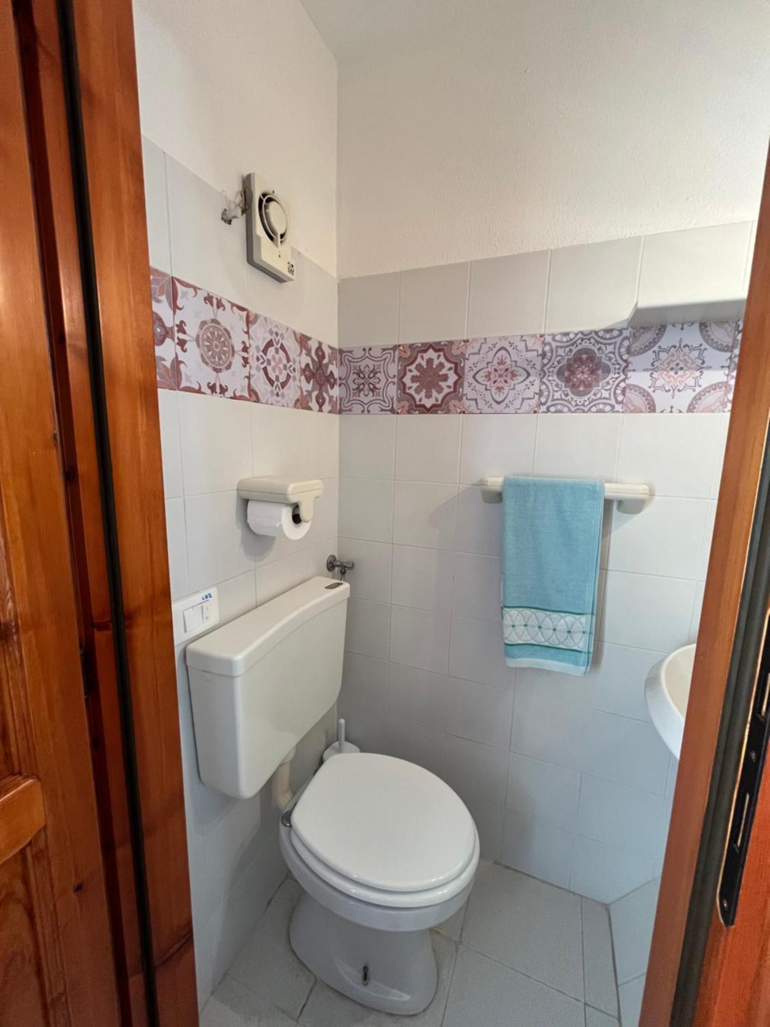 Casa Sviluppata Su Due Piani Con Doppia Veranda E Parcheggio Privato San Teodoro  Eksteriør billede