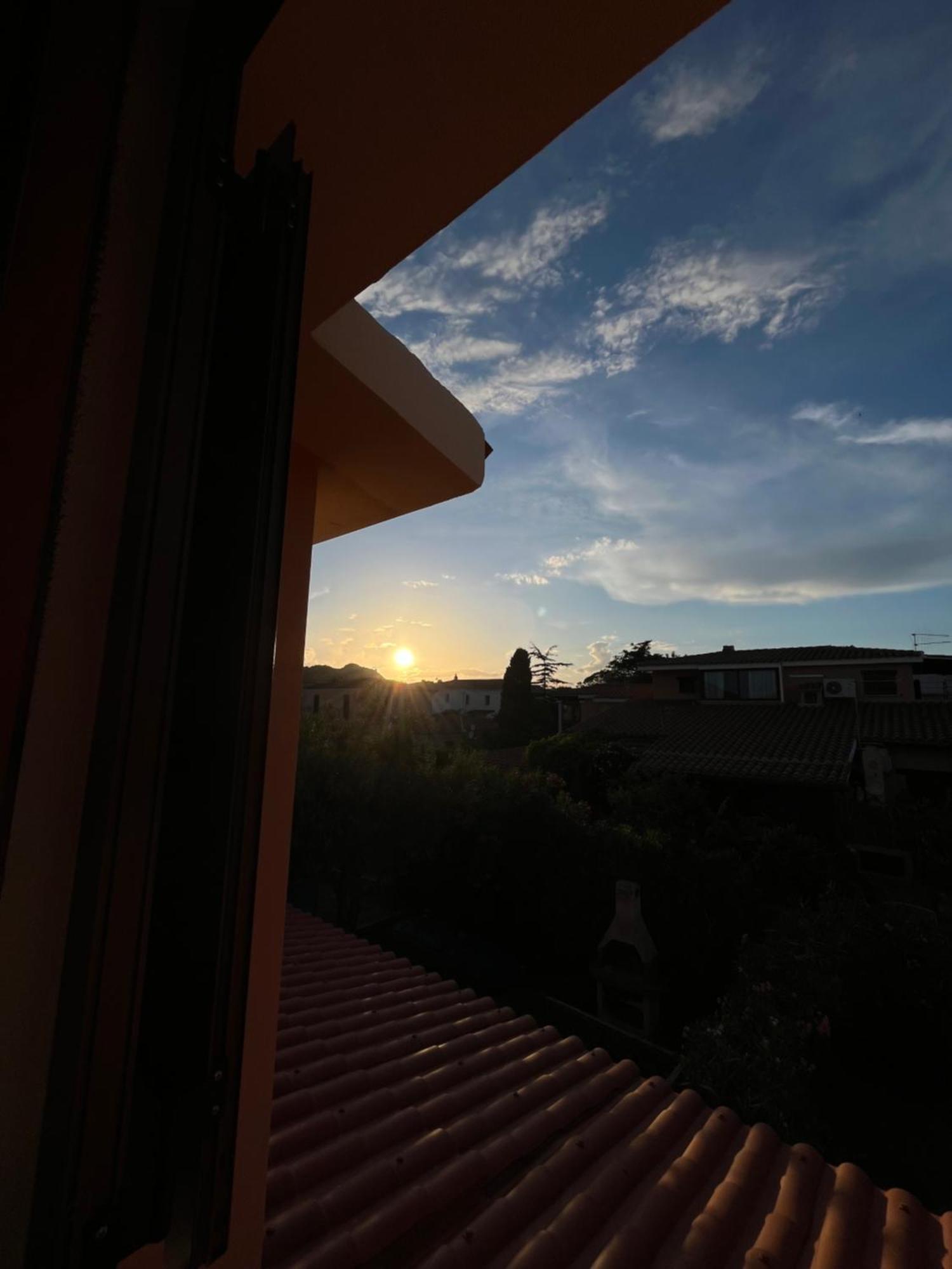 Casa Sviluppata Su Due Piani Con Doppia Veranda E Parcheggio Privato San Teodoro  Eksteriør billede