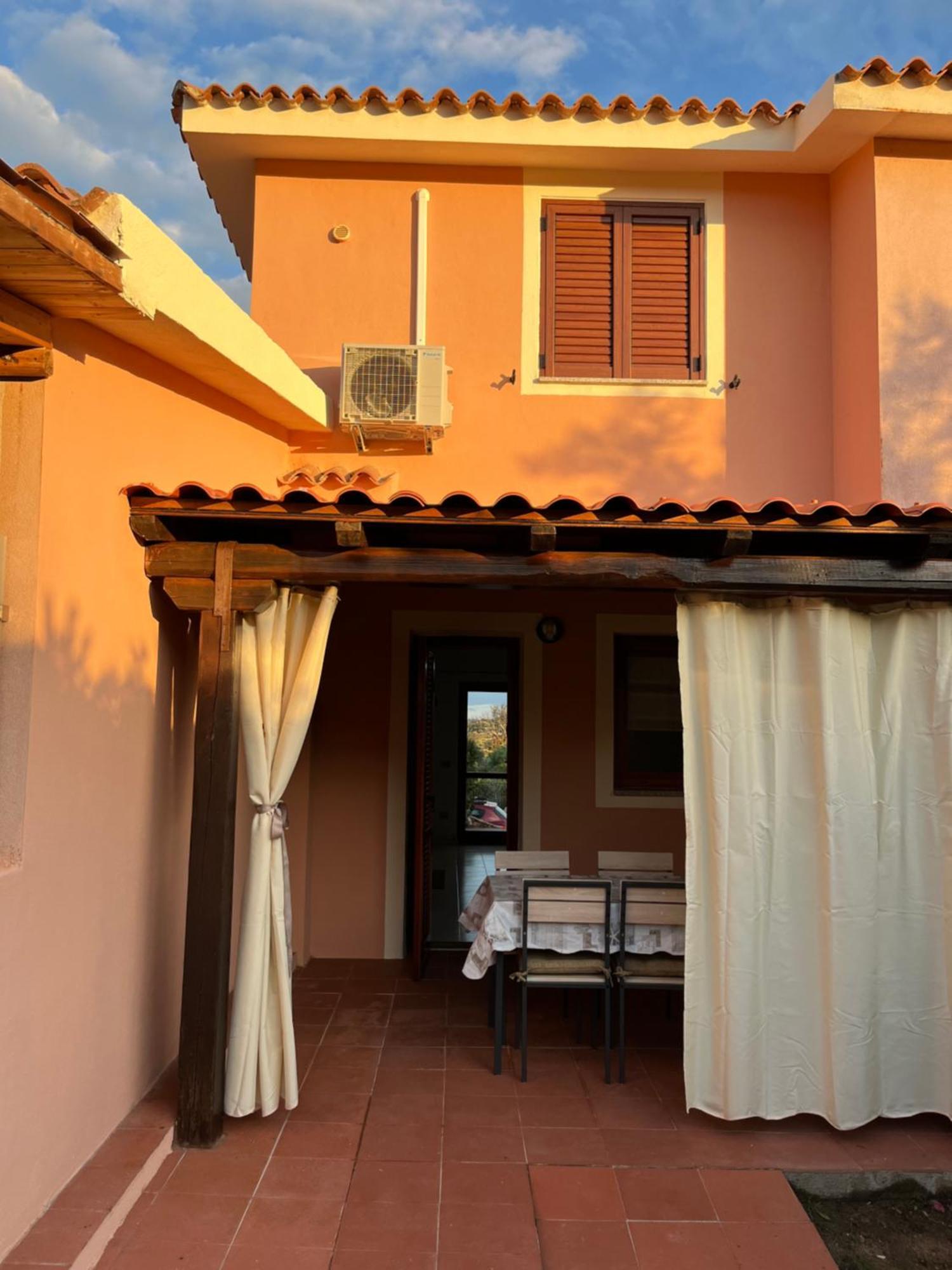 Casa Sviluppata Su Due Piani Con Doppia Veranda E Parcheggio Privato San Teodoro  Eksteriør billede