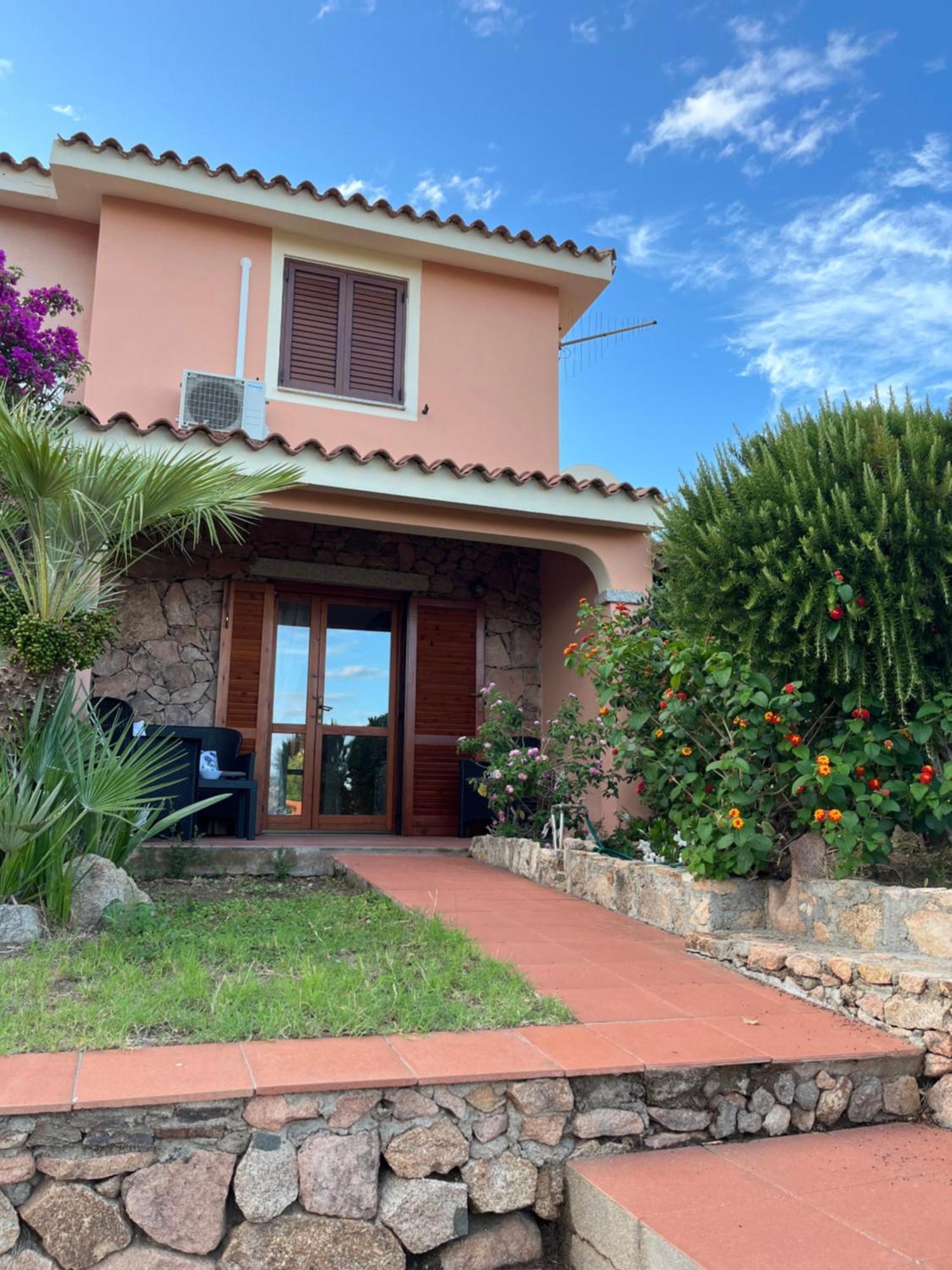 Casa Sviluppata Su Due Piani Con Doppia Veranda E Parcheggio Privato San Teodoro  Eksteriør billede
